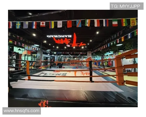 足球巨星化身看台观众 聚焦拳击赛场上激情与力量碰撞