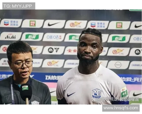 足球球星炫酷花式传球技巧展示让绿茵场瞬间燃爆全场